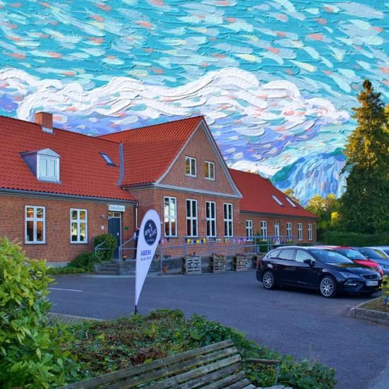 Gevninge Kulturhus med impressionistisk himmel