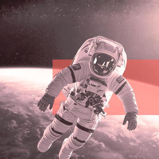 Astronaut svæver over planet