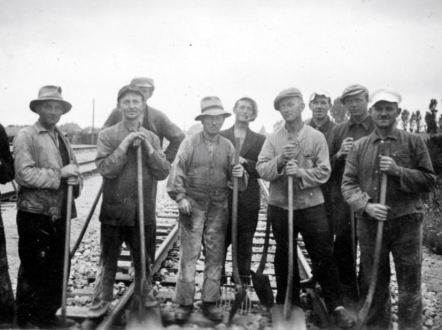 Jernbanearbejdere i nærheden af Hvalsø station (ca. 1940-1945)