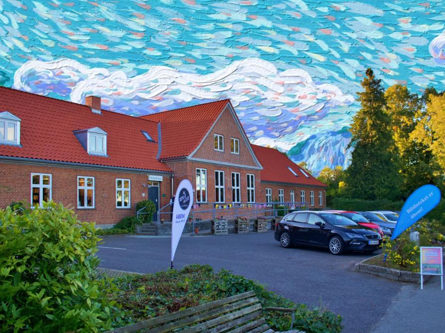 Gevninge Kulturhus, Bibliotek og Beboerhus med impressionistisk himmel til åbent-hus-arrangement #Frivilligugen 2025