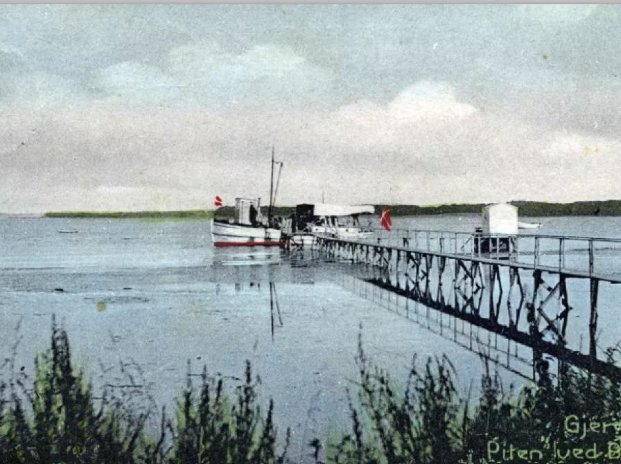 Farvelagt postkort med ”Pilen” ved anløbsbroen ved Gershøj ud for Gershøj Kro ca. 1910. Foto: Erh. Flensborg.  Kilde: https://arkiv.dk/vis/3999440