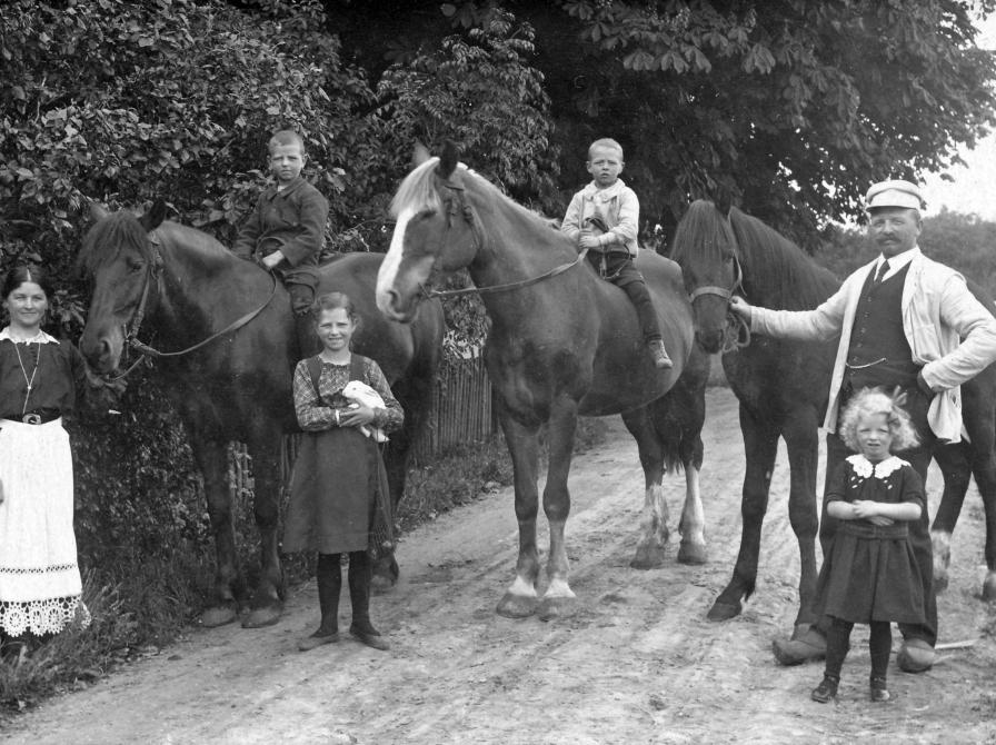 Valdemar Georg Nielsen med familie fra Aavang i Ejby, Rye sogn (1920, ca. årstal)